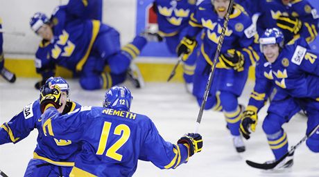 Radost védských hokejist, kteí v prodlouení porazili Rusko a zajistili si