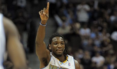 Kenneth Faried z Denveru Nuggets slaví úspnou stelu.