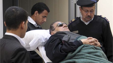 Exprezident Mubarak opoutí soudní místnost na lku. (2. ledna 2012)
