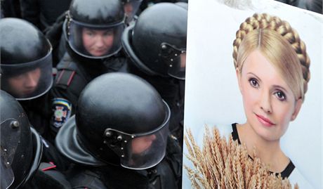 Policie hlídá protesty za proputní vznné ukrajinské expremiérky Tymoenkové. (14. prosince 2011)
