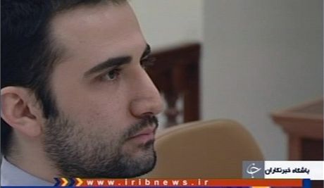 Zadrený Amerian Hekmati v zábru íránské televize (28. prosince 2012)