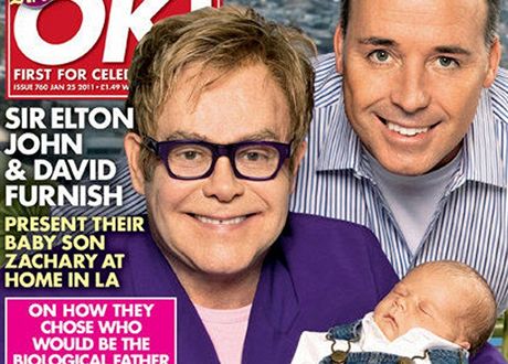 Elton John a jeho partner David Furnish jako astní rodie na obálce asopisu