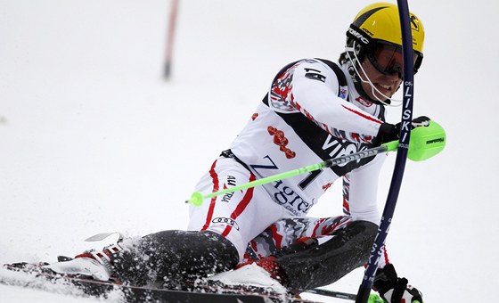 Rakouský lya Marcel Hirscher si jede pro vítzství ve slalomu SP v Záhebu.