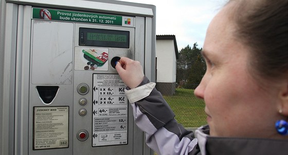 Cestující v Plzni u delí dobu upozoroval na automatech na papírové jízdenky