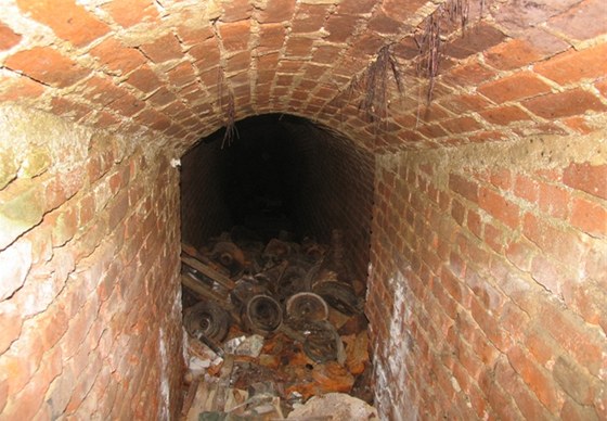 V ásten zavaleném vojenském krytu v oputných kasárnách v Holýov leely