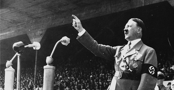 Bez odváného ina pastora Kühbergera se mohly djin ubírat jiným smrem...Na snímku enící Hitler v roce 1937.