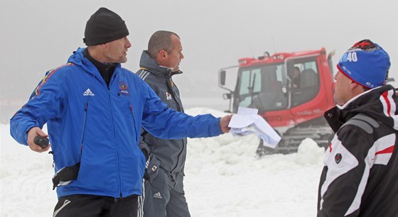 KONTROLA. Sportovní editel Svtového poháru Vlastimil Jake (v modrém) se zástupcem IBU Borutem Nunarem pi inspekní obhlídce areálu v Novém Mst na Morav