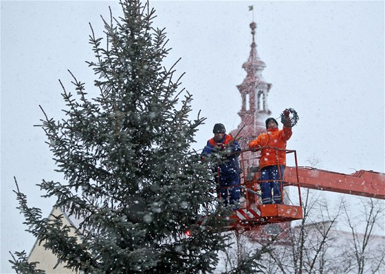 Ozdobit města vánočními stromy stojí poměrně hodně práce i peněz. Ilustrační snímek