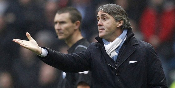 CO TO TAM HRAJETE? Manaer Manchesteru City Roberto Mancini nevypadá spokojen.