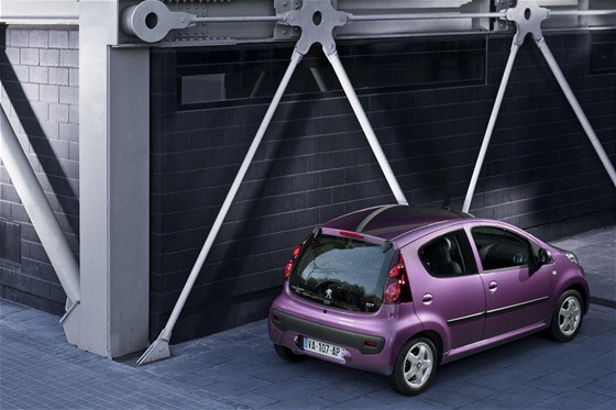 Jeden z voz vyrábných v kolínské automobilce, Peugeot 107.