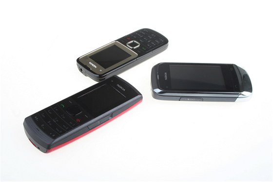 Zleva Nokia X1-01, C2-00 a C2-06