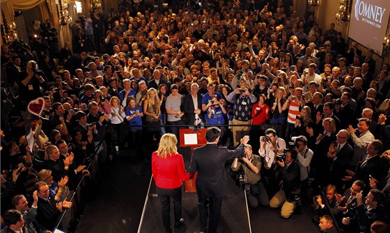 Mitt Romney s manelkou Ann a svými píznivci bhem volebního shromádní v...