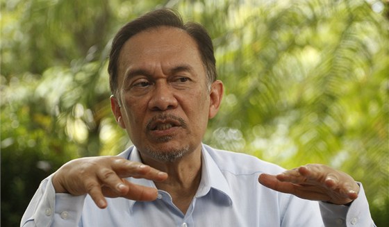 Anwar Ibrahim bhem rozhovoru s novinái ve své rezidenci v Kuala Lumpuru (9.
