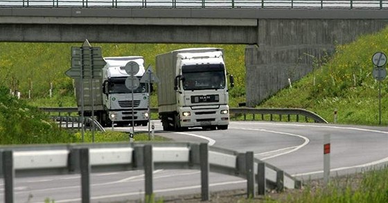 S tranzitní silnici ze Cvikova do Karlových Var, která by umonila prjezd i kamionm, nesouhlasí zástupci obcí z oblasti. Ilustraní foto