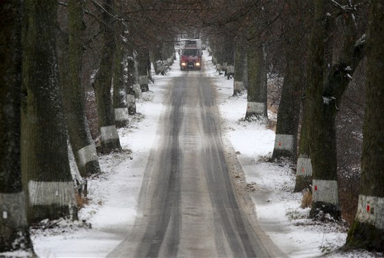 Náledí pokrylo ást silnic v esku. Ilustraní foto