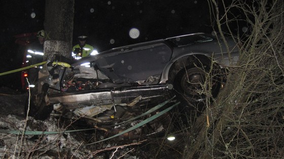 Pi ranní nehod na Trutnovsku se auto nkolikrát pevrátilo pes stechu.