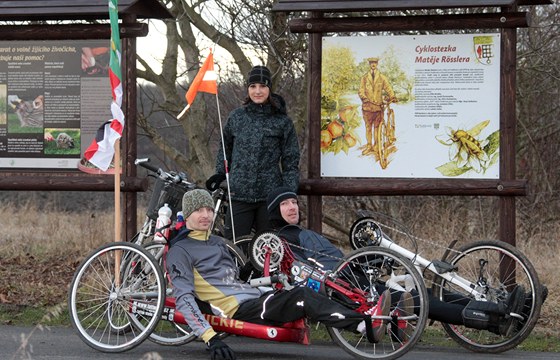 Na slavnostní otevení cyklostezky z obce Pátek do Podbrad pijeli i vyznavai