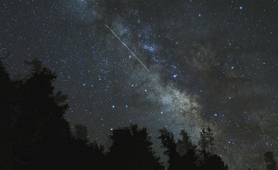 Jasný meteor z roje Lyridů se podařilo v dubnu 2009 vyfotit Tonymu Rowellovi.