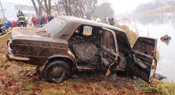 Vyproování Vazu 2103 z Labe v Hradci Králové (1. 1. 2012)