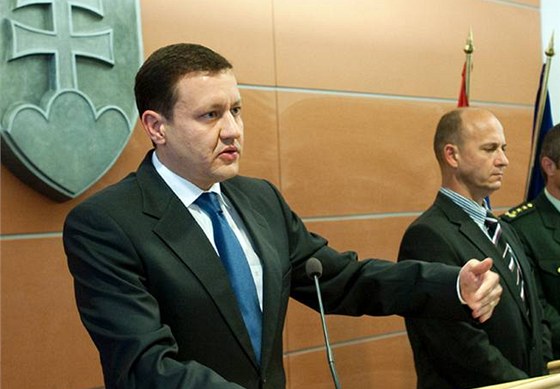 Slovenský ministr vnitra Daniel Lipi (vlevo)