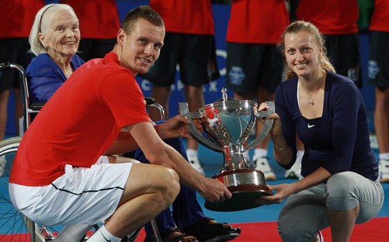 OSLAVA. etí tenisté Tomá Berdych a Petra Kvitová oslavili vítzství na