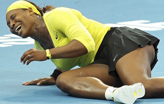 BOLÍ. Serena Williamsová si na turnaji v Brisbane  vymkla kotník. Stihne