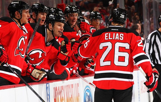 SE DOBREJ AMPÓNE! Hokejisté New Jersey Devils gratulují Patrikovi Eliáovi ke