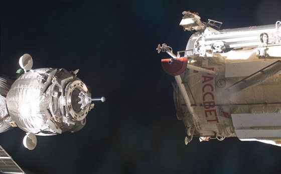 Sojuz TMA-03M pi piblíení k ISS, konkrétn modulu Rassvet 23.prosince