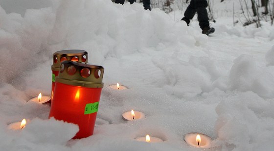 Smutení prvod se po pohbu vydá ze hbitova k místu stelby.