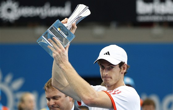 Andy Murray s trofejí pro vítze turnaje v Brisbane. 