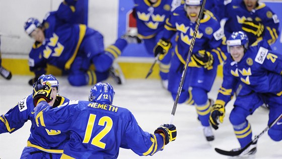 Radost švédských hokejistů, kteří v prodloužení porazili Rusko a zajistili si