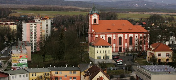 Chodov na Karlovarsku je mstem panelových dom, ale dominantou je kostel sv....