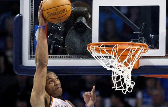 Russell Westbrook z Oklahoma City Thunder smeuje do koe Phoenixu Suns.