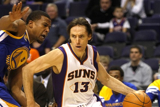 Steve Nash (vpravo) z Phoenixu obchází Dominica McGuira z Golden State.