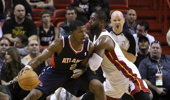 Joe Johnson (vlevo) z Atlanty se tlaí do miamského Dwyanea Wadea.