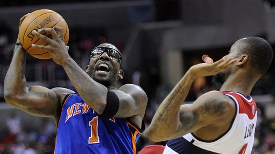 Amaré Stoudemire (vlevo) z New Yorku útoí proti Rashardu Lewisovi z