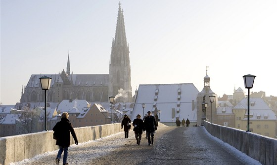 Regensburg, zimní pohled z Kamenného mostu na katedrálu