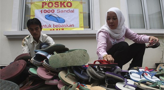 Sandálový protest na indonéském ostrov Sulawesi (3. ledna 2012)