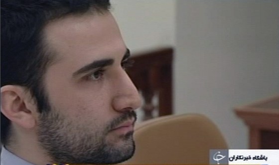 Zadrený Amerian Hekmati v zábru íránské televize (28. prosince 2012)