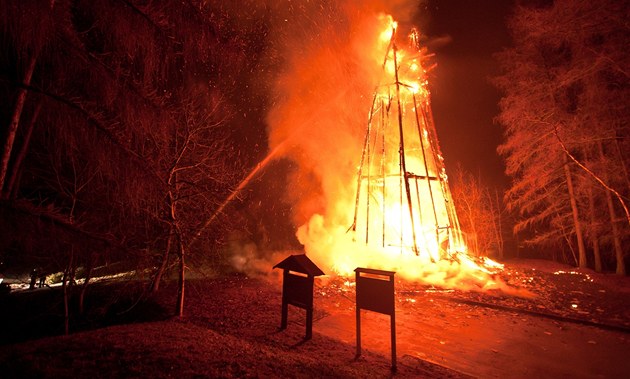 Po�ár památkov� chrán�né rozhledny Hýla�ka u Tábora  (1. ledna 2012)