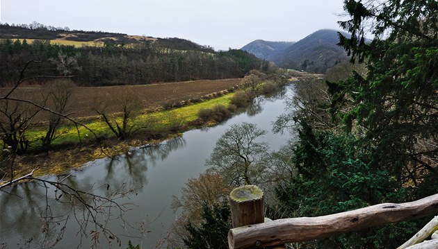 Vyhlídka na cest� na Tý�ov. V pozadí Vysoký vrch a Tý�ovické skály
