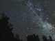 Jasný meteor z roje Lyrid se podailo v dubnu 2009 vyfotit Tonymu Rowellovi....