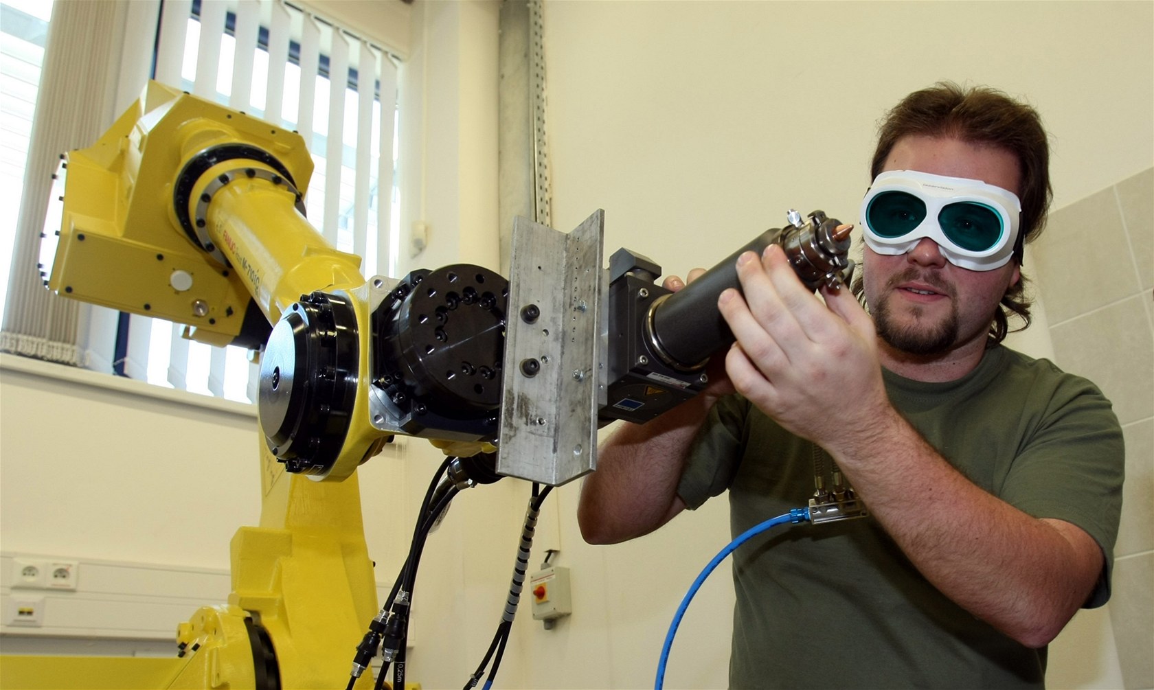 Speciální laser pro �ezání kov� vyu�ívají badatelé v plze�ském