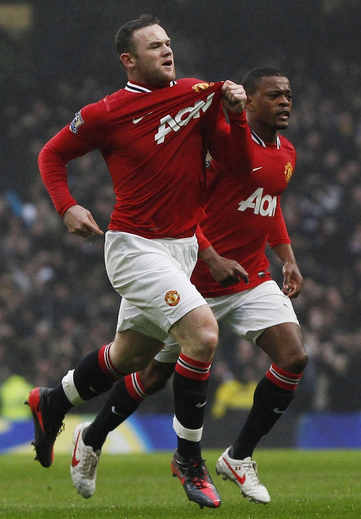 V TOMHLE M�ST� VLÁDNEME MY! Wayne Rooney ukazuje na znak Manchesteru United