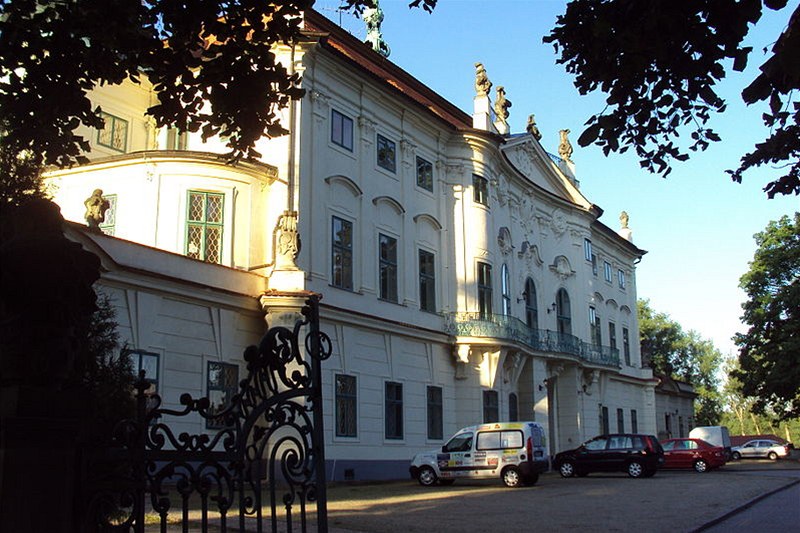 Zámek Nový Falkenburk le�ící na okraji Jablonného v Podje�t�dí