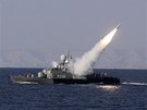 Írán oznámil, e bhem letoních manévr v Hormuzské úin otestoval dv rakety...