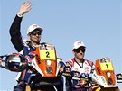 Francouz Cyril Despres (vlevo) a panl Marc Coma se svými motorkami KTM ped