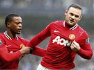 TREFIL SE V DERBY. Wayne Rooney z Manchesteru United slaví se spoluhráem Evrou