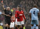 OKAMIT VEN! Rozhodí Chris Foy u ve 12. minut vylouil obránce Manchesteru