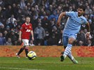 2:3! Sergio Agüero z Manchesteru City vyuil chyby navrátilce Scholese (vzadu)